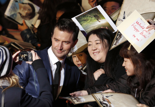 Richard Armitage poses for pics with Japanese fans