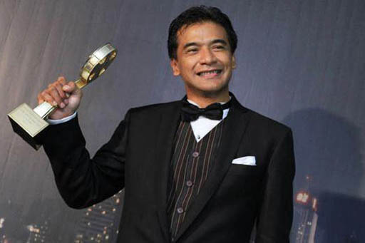 Actor Donny Damara accepting an award