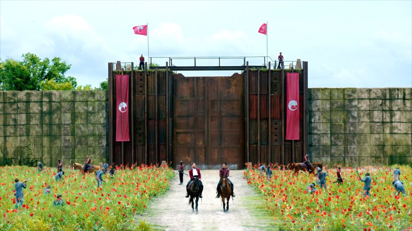 badlands-s1e1-thefort